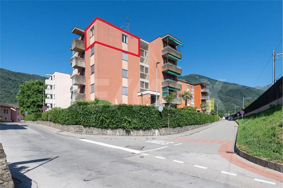 Monolocale all'ultimo piano con posto auto