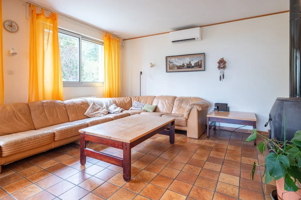 Zu Verkaufen: Familienhaus 200 m² mit Bergblick und Swimmingpool