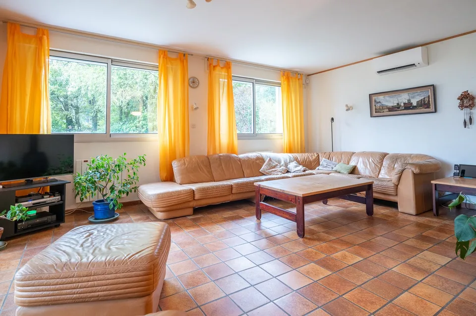 Zu Verkaufen: Familienhaus 200 m² mit Bergblick und Swimmingpool