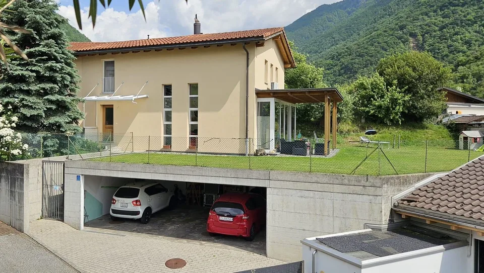 Beautiful semi-detached house 6.5 with garden in Giubiasco