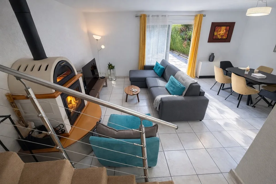 5-room family house, 105 m² Carrez, large terrace, converted garage, parking, school 5 minutes away