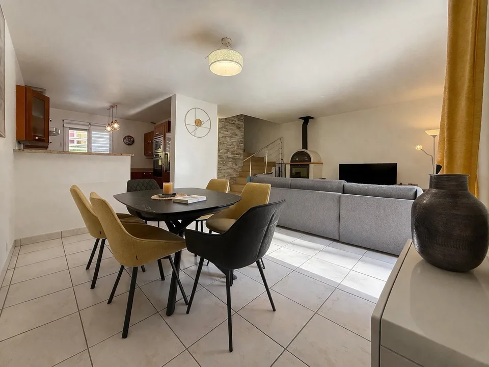 5-room family house, 105 m² Carrez, large terrace, converted garage, parking, school 5 minutes away
