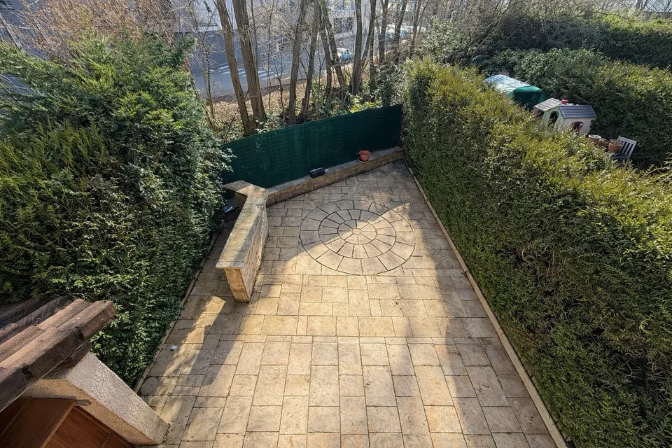 5-room family house, 105 m² Carrez, large terrace, converted garage, parking, school 5 minutes away