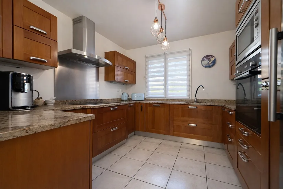 5-room family house, 105 m² Carrez, large terrace, converted garage, parking, school 5 minutes away