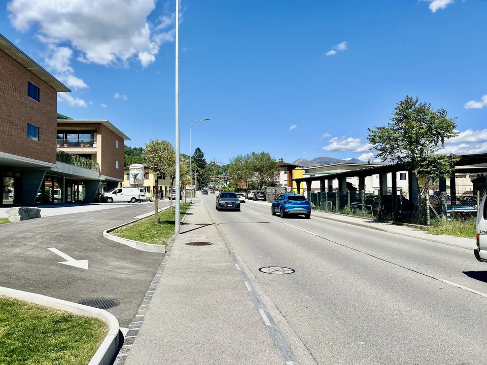 Location - Magasin avec places de parking dans un excellent emplacement à Agno