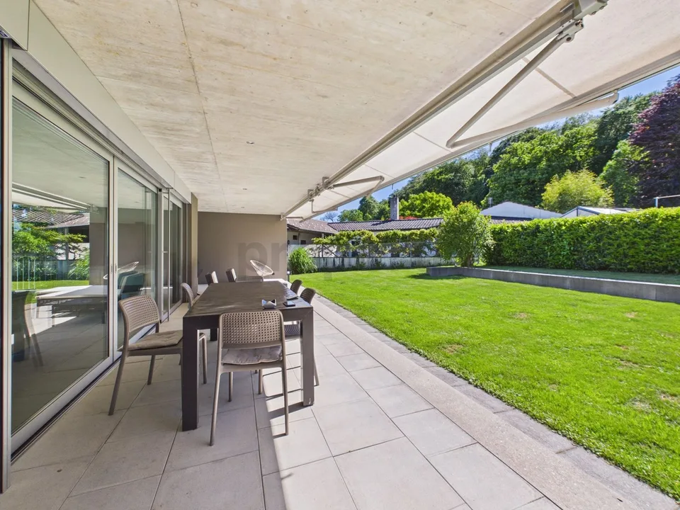 Villa moderne élégante avec jardin et vue panoramique sur le lac à Carona