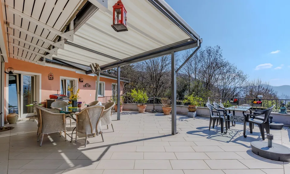 SPLENDIDA VILLA CON PISCINA E AMPI SPAZI ESTERNI A CURIO