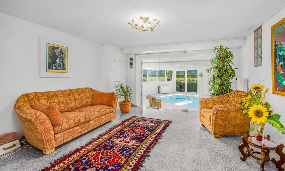 Prächtige Villa mit Pool und großen Außenflächen in Curio