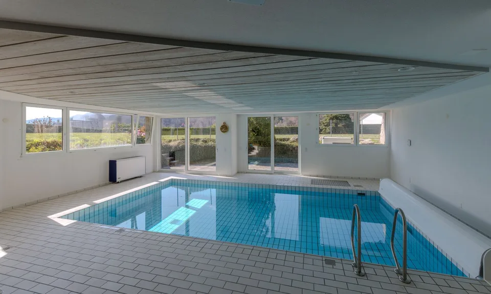 Prächtige Villa mit Pool und großen Außenflächen in Curio