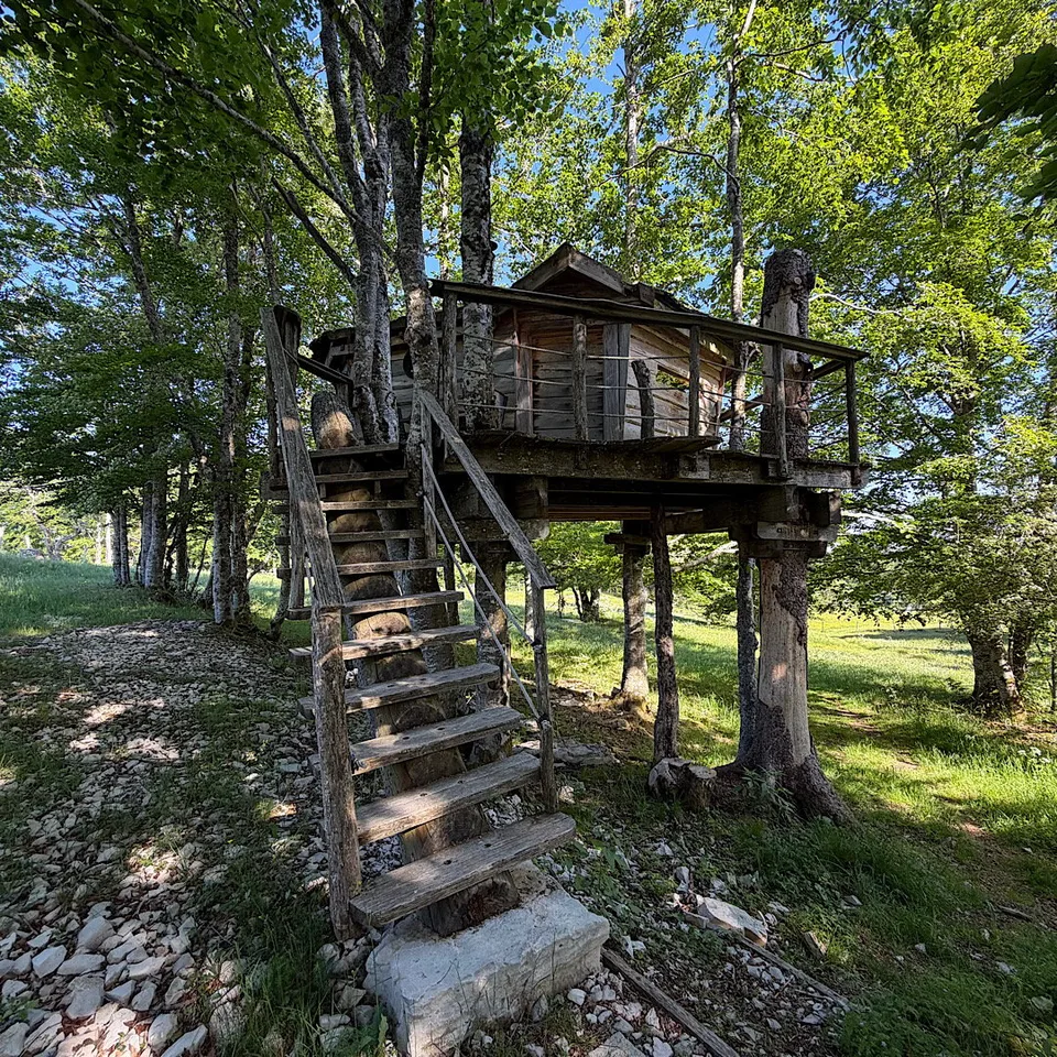 AUSSERGEWÖHNLICHES TOURISTISCHES DOMIZIL IM HERZEN DES NATURPARKS HOHER JURA