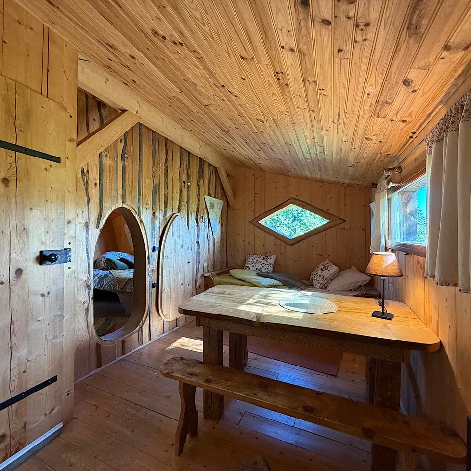 AUSSERGEWÖHNLICHES TOURISTISCHES DOMIZIL IM HERZEN DES NATURPARKS HOHER JURA