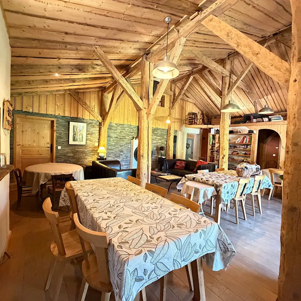AUSSERGEWÖHNLICHES TOURISTISCHES DOMIZIL IM HERZEN DES NATURPARKS HOHER JURA