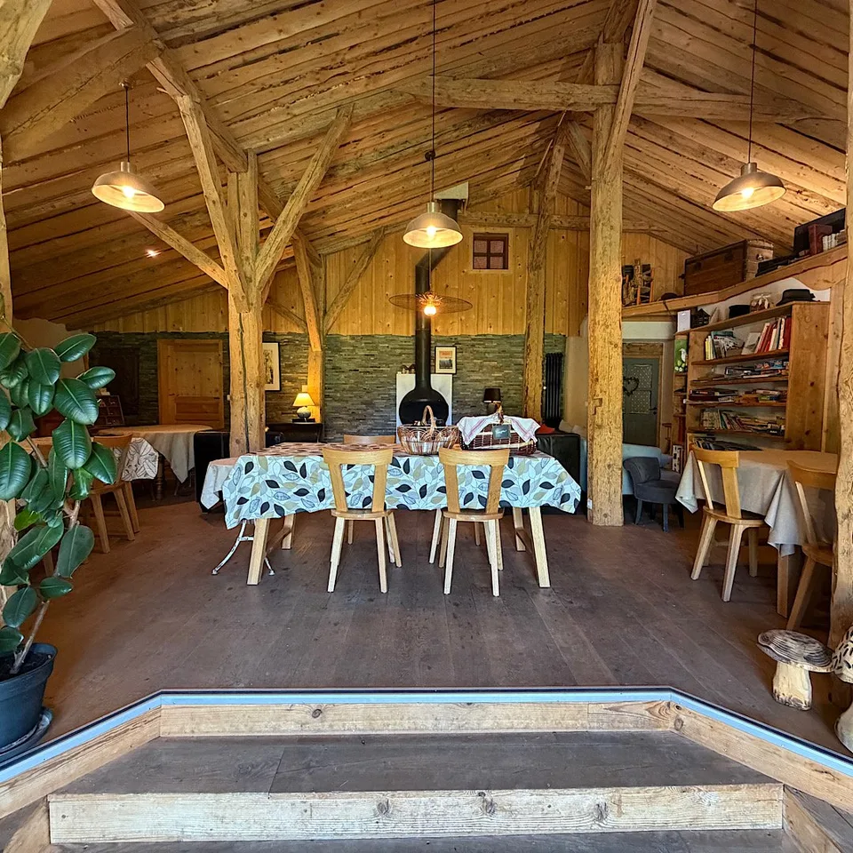 AUSSERGEWÖHNLICHES TOURISTISCHES DOMIZIL IM HERZEN DES NATURPARKS HOHER JURA