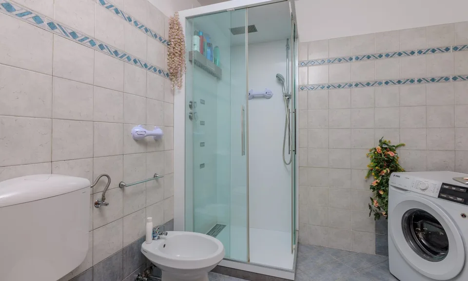 SPLENDIDES 4.5 LOCALEN IM OBERSTEN STOCK MIT OFFENEM BICK NACH STABIO