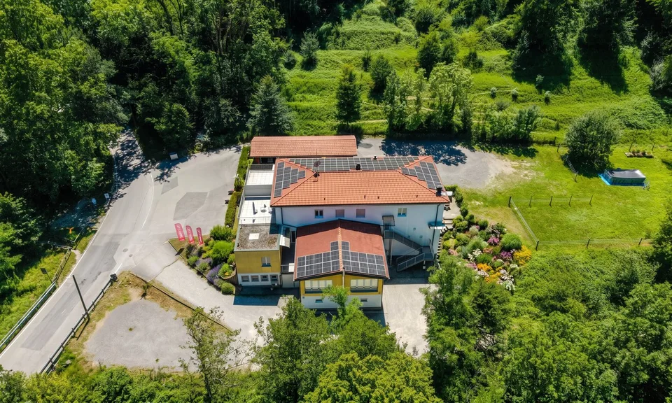 LARGE COMMERCIAL PROPERTY WITH INCOME OPPORTUNITY IN MENDRISIOTTO
