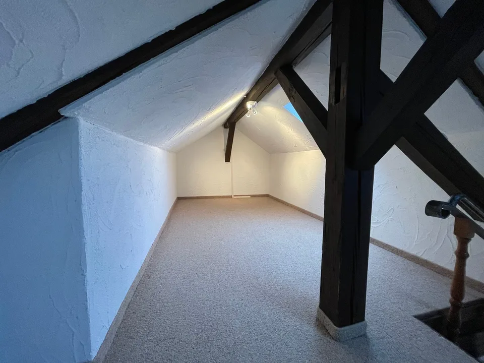Charmante 3.5-Zimmer-Dachwohnung mit Galerie und Cheminée