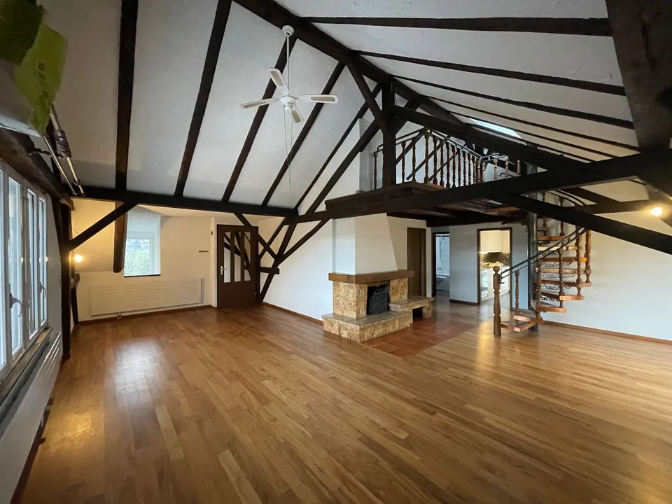 Charmante 3.5-Zimmer-Dachwohnung mit Galerie und Cheminée