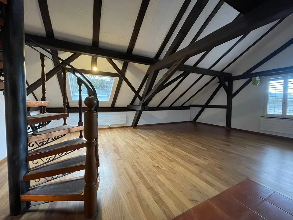 Charmante 3.5-Zimmer-Dachwohnung mit Galerie und Cheminée