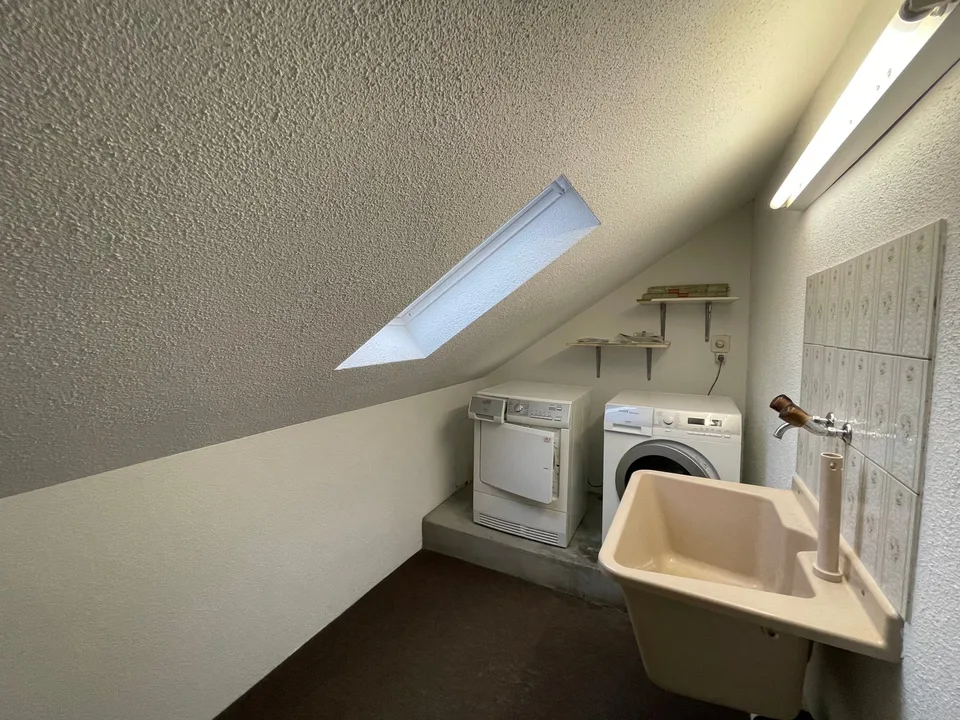 Charmante 3.5-Zimmer-Dachwohnung mit Galerie und Cheminée