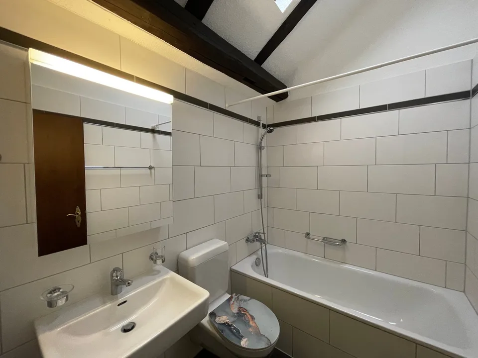 Charmante 3.5-Zimmer-Dachwohnung mit Galerie und Cheminée