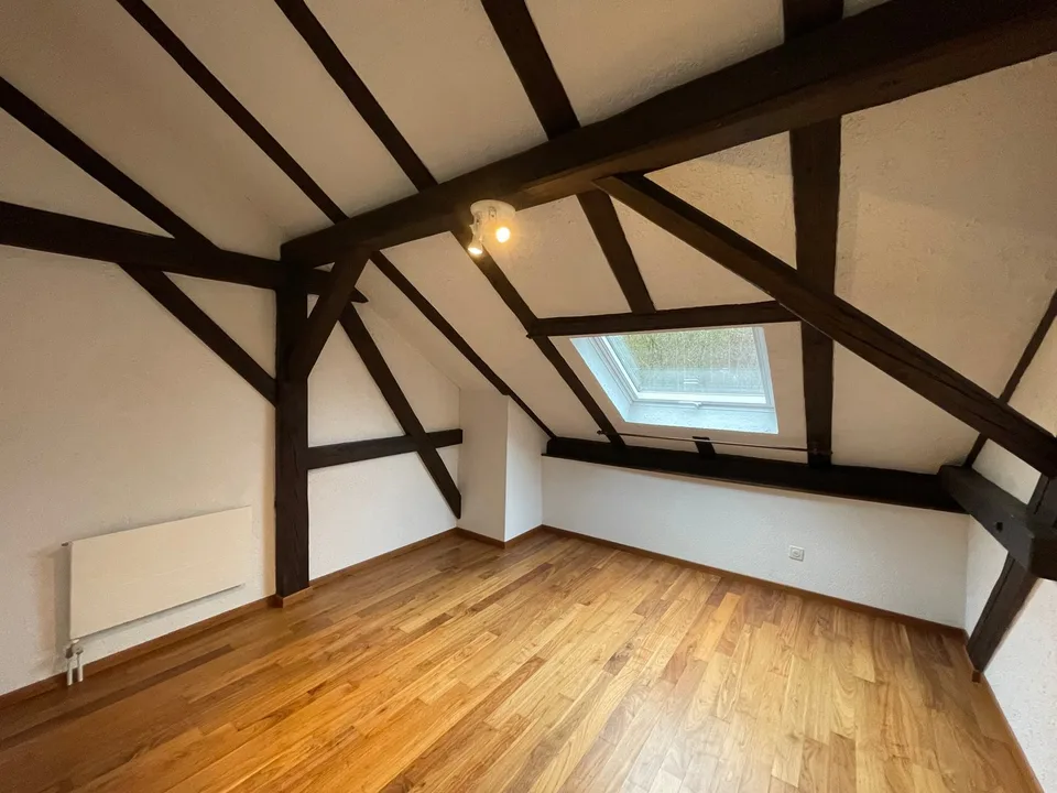 Charmante 3.5-Zimmer-Dachwohnung mit Galerie und Cheminée