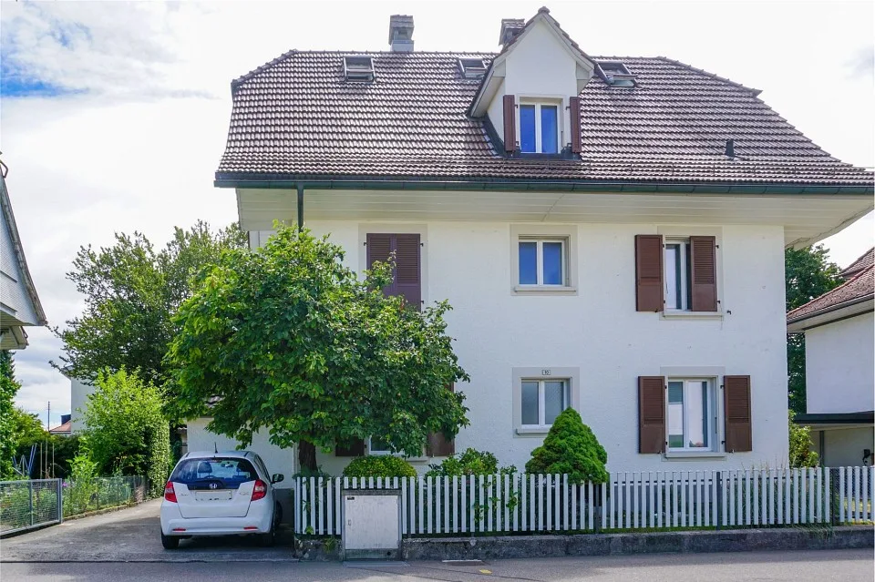 Maison à trois parties polyvalente avec jardin et possibilités d'utilisation attractives