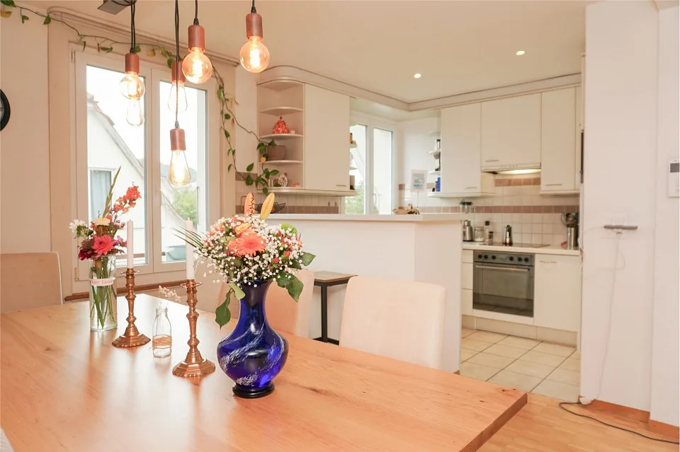 Maison à trois parties polyvalente avec jardin et possibilités d'utilisation attractives