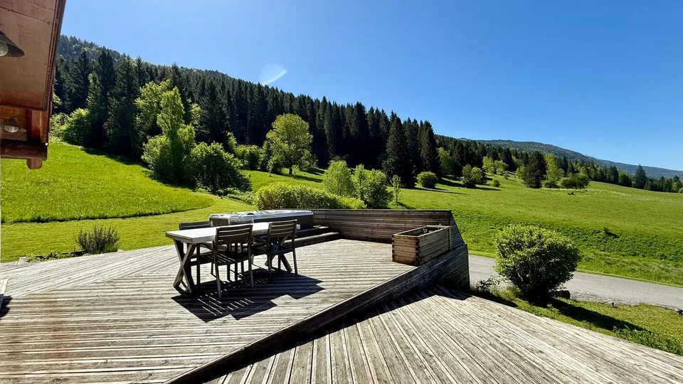Maison de 303 m² sur 1300 m² à Mijoux