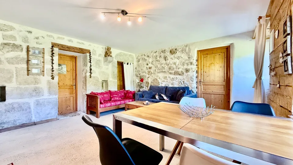 Maison de 303 m² sur 1300 m² à Mijoux
