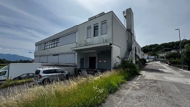 Verkauf eines großen Gewerbe-/Industriegebäudes/Lagers