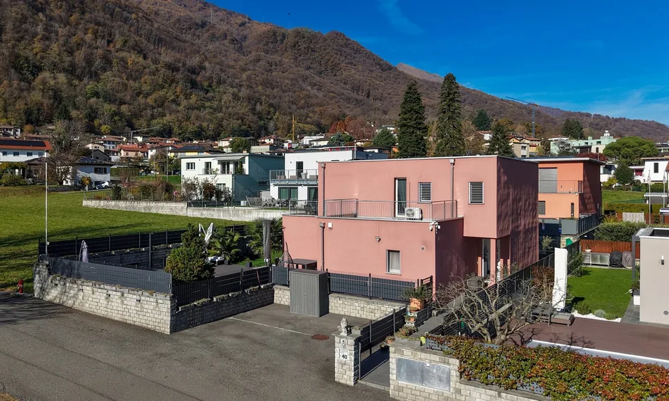Moderne und geräumige Doppelhaushälfte 6.5 mit Pool in Bedano