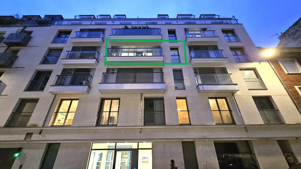Studio récent et lumineux avec balcon   Clichy centre