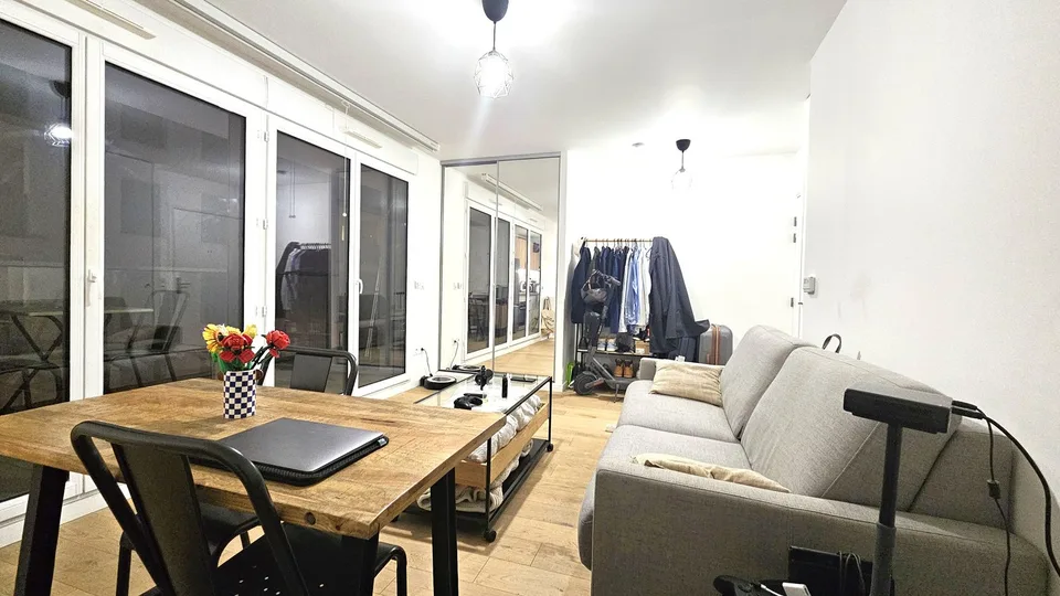 Studio récent et lumineux avec balcon   Clichy centre