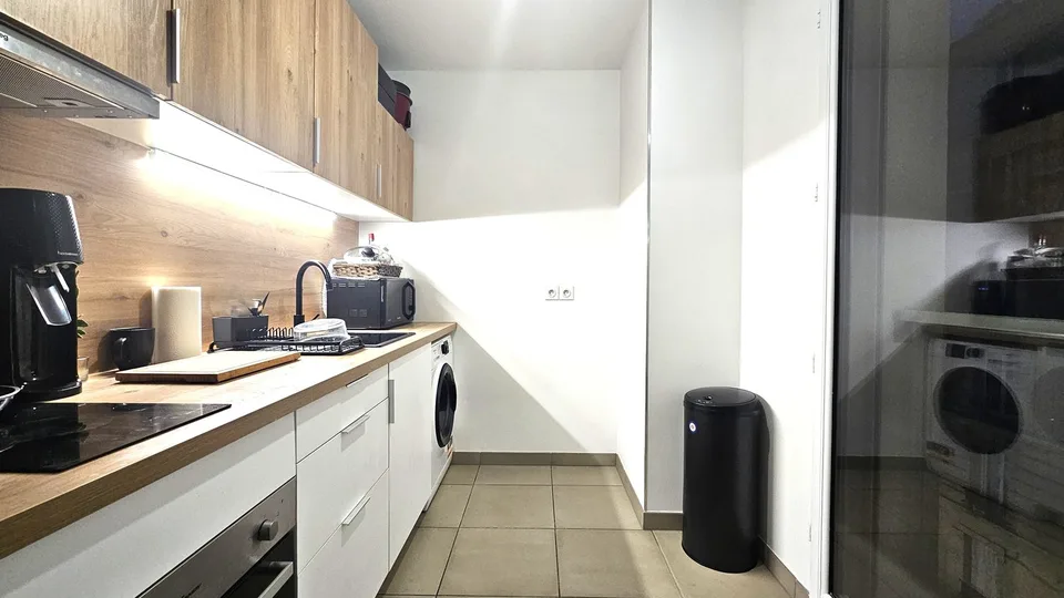 Studio récent et lumineux avec balcon   Clichy centre