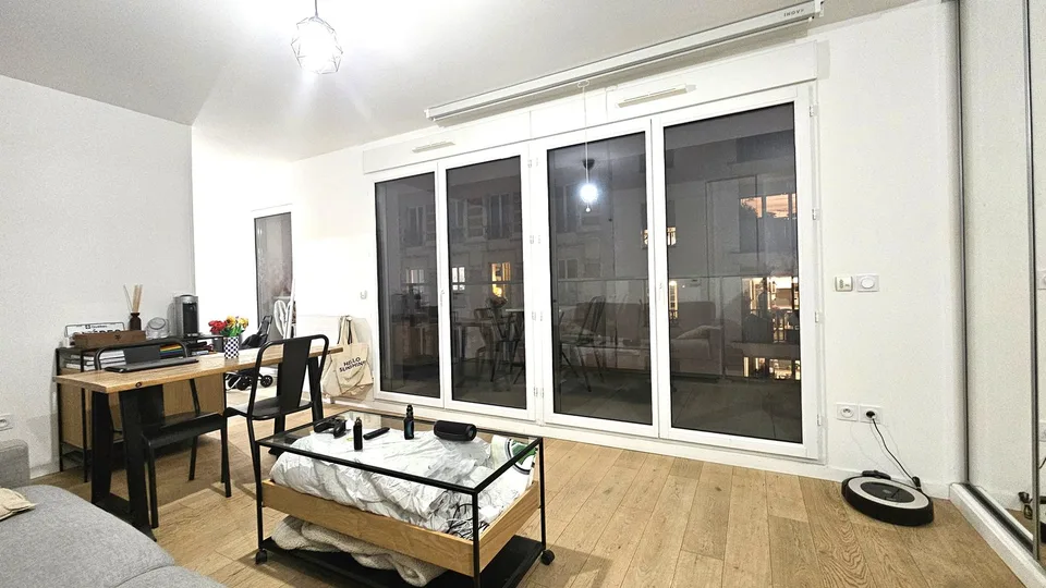 Studio récent et lumineux avec balcon   Clichy centre