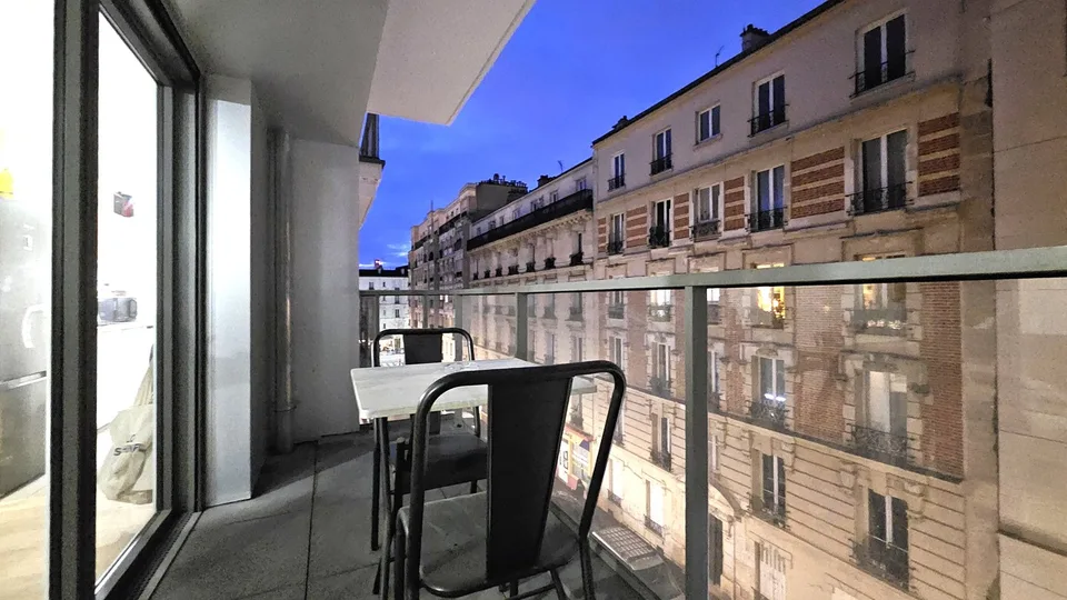 Studio récent et lumineux avec balcon   Clichy centre