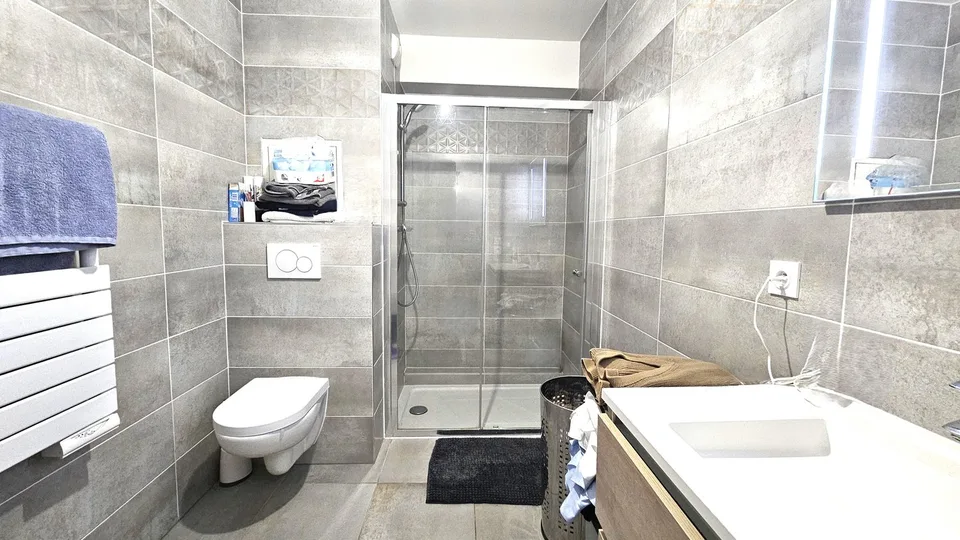 Studio récent et lumineux avec balcon   Clichy centre