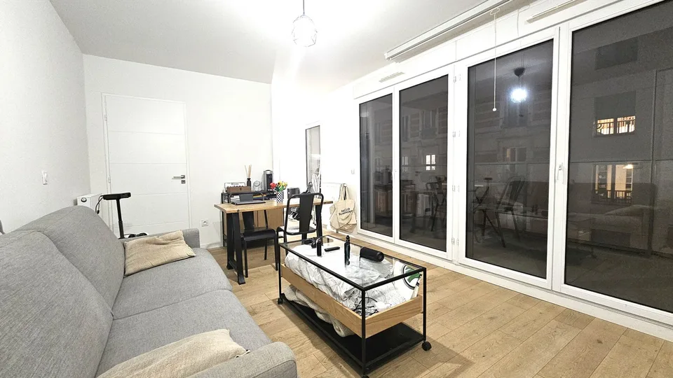 Studio récent et lumineux avec balcon   Clichy centre