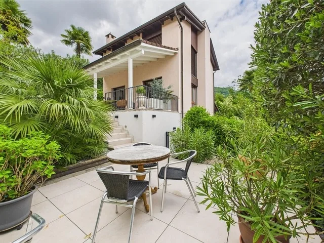 ZWEITWOHNSITZ: Grosszügige Villa mit traumhafter Seesicht, ruhiger Lage und Nähe zum Golfplatz Lugano-Magliaso