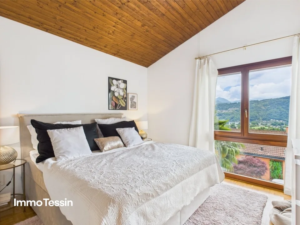 Second home: Spacious villa with breathtaking lake view, quiet location and proximity to Lugano-Magliaso golf course