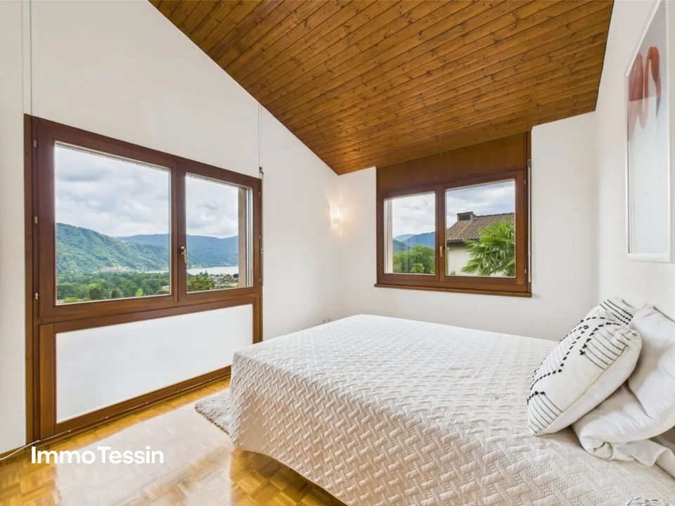 Second home: Spacious villa with breathtaking lake view, quiet location and proximity to Lugano-Magliaso golf course