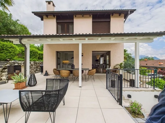 Second home: Spacious villa with breathtaking lake view, quiet location and proximity to Lugano-Magliaso golf course