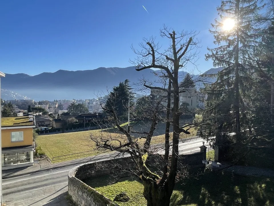 Spacious 2.5-room apartment with lake view and outdoor parking
