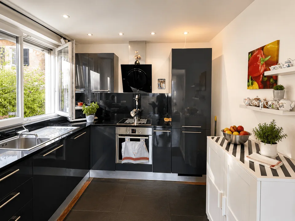 Spacious 2.5-room apartment with lake view and outdoor parking