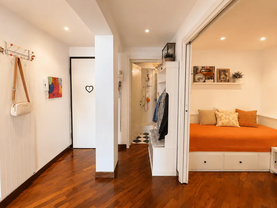 Spacious 2.5-room apartment with lake view and outdoor parking