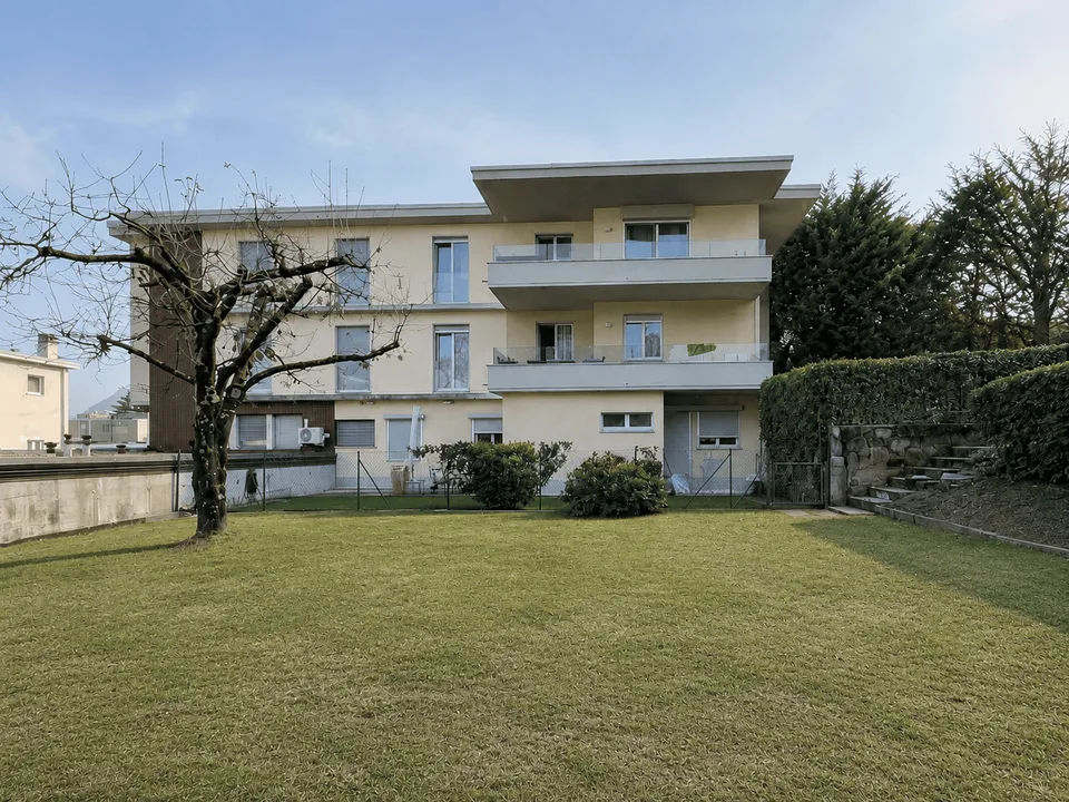 Spacious 2.5-room apartment with lake view and outdoor parking