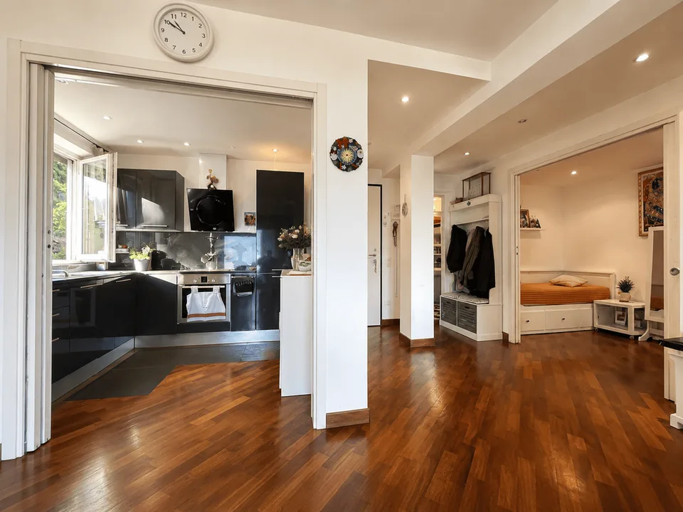 Spacious 2.5-room apartment with lake view and outdoor parking