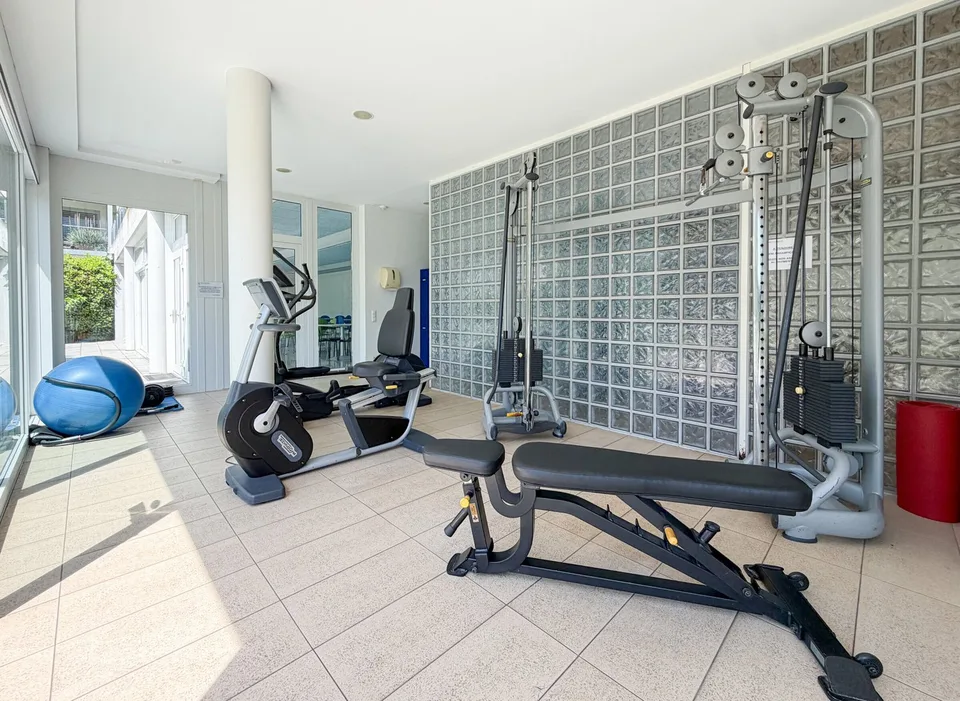 Appartement moderne 3.5 pièces avec 2 jardins, piscine et salle de sport à Pregassona