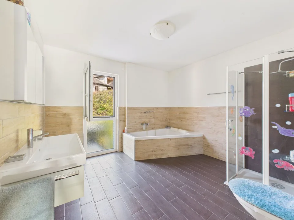 Affascinante villa a Blenio - design moderno e spazi generosi in un contesto pittoresco