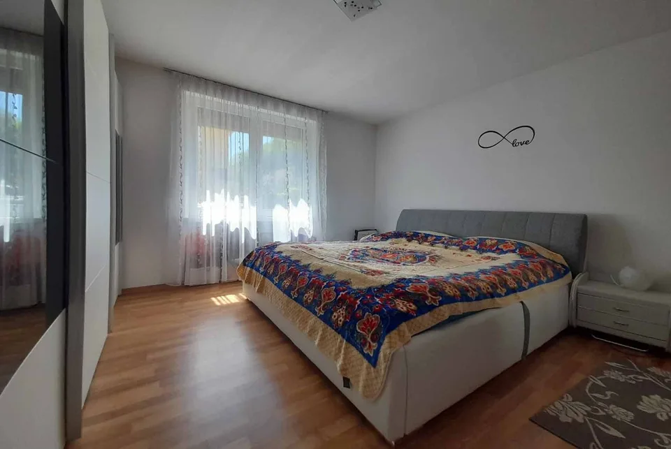 GRANDE VILLA BIFAMILIARE CON AMPIO GIARDINO A CANOBBIO